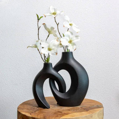 Hermoso jarrón de porcelana con motivos florales