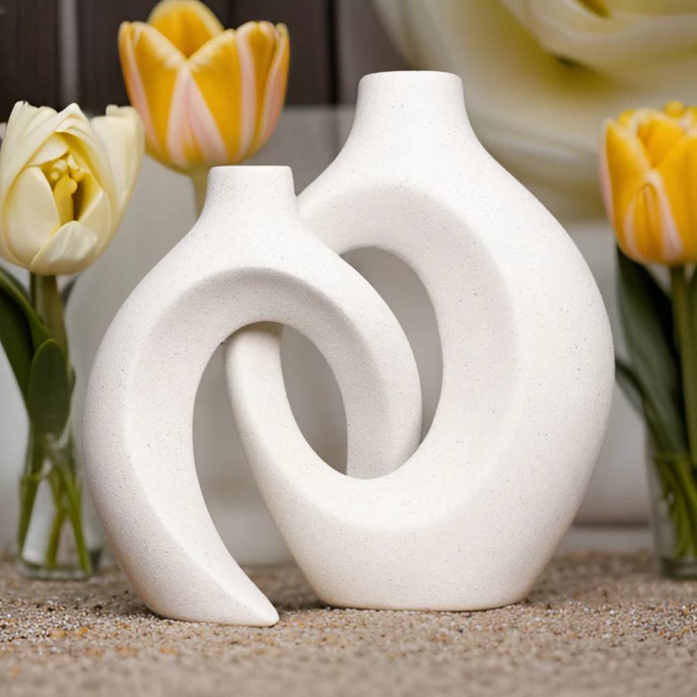 Hermoso jarrón de porcelana con motivos florales