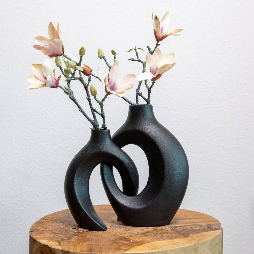 Hermoso jarrón de porcelana con motivos florales
