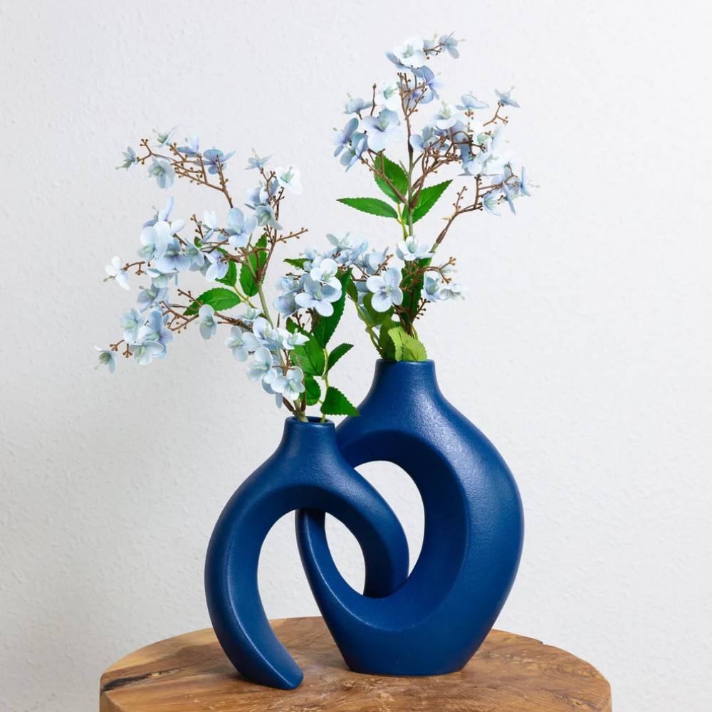 Hermoso jarrón de porcelana con motivos florales