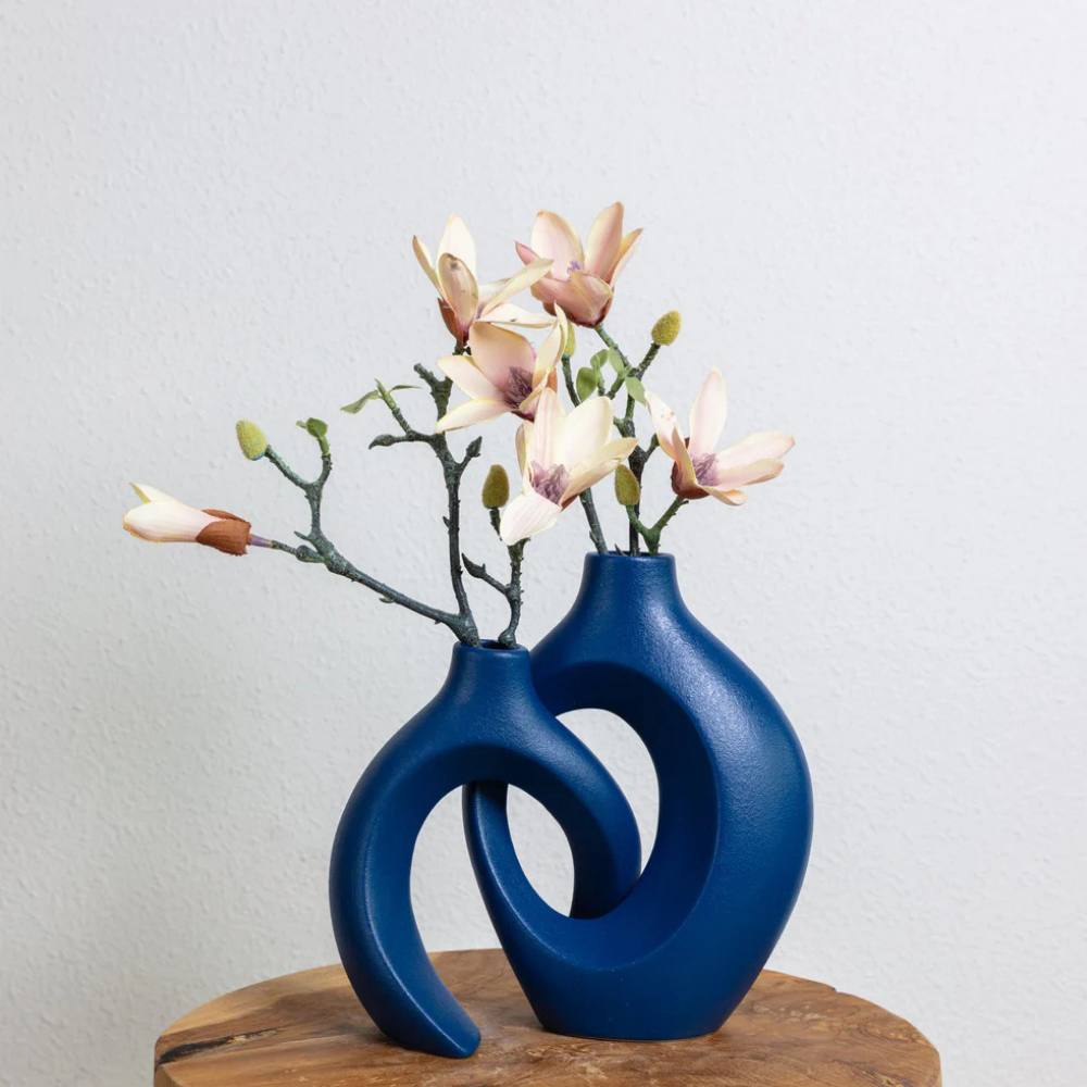 Hermoso jarrón de porcelana con motivos florales