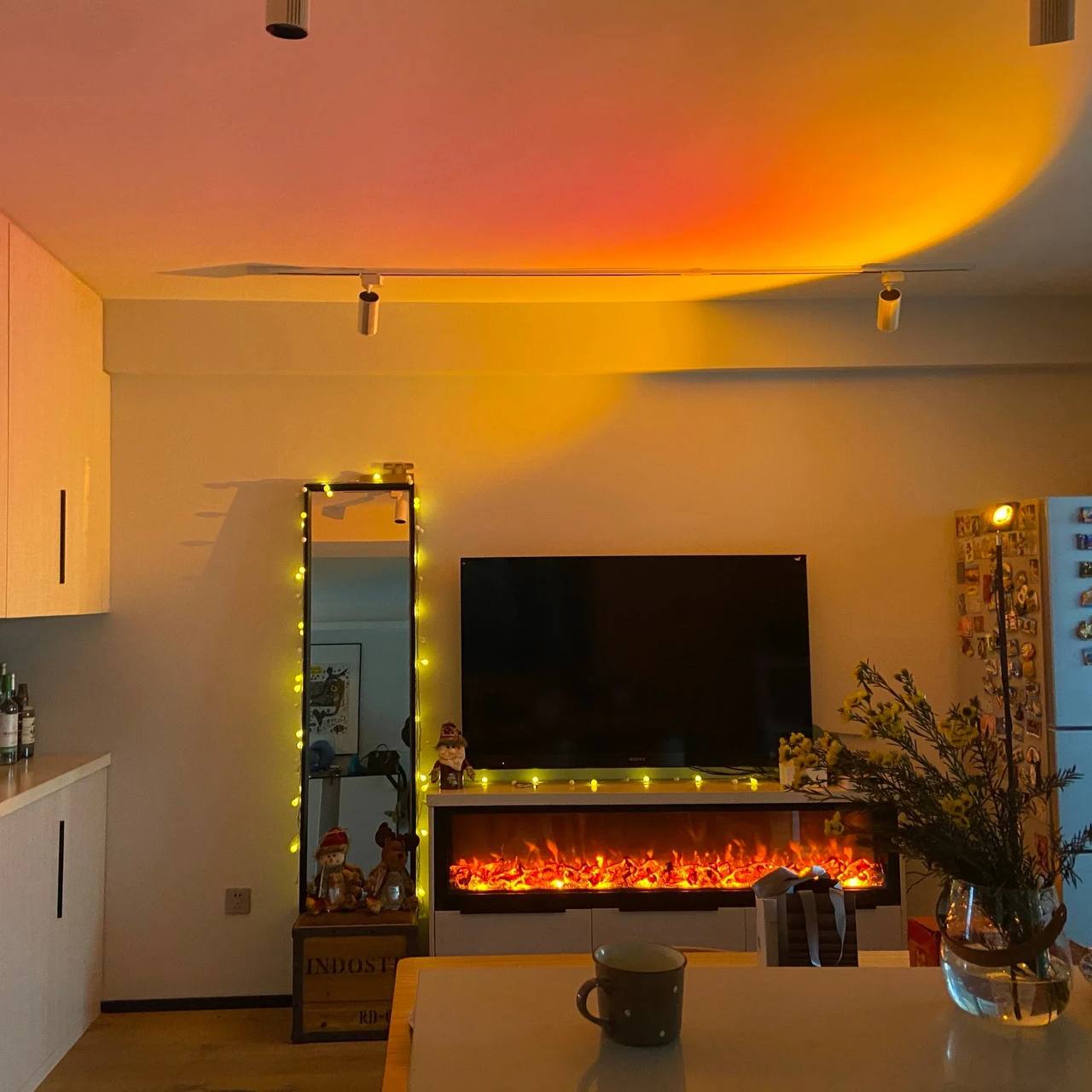Elegante lámpara de pie LED con efecto de luz ambiental