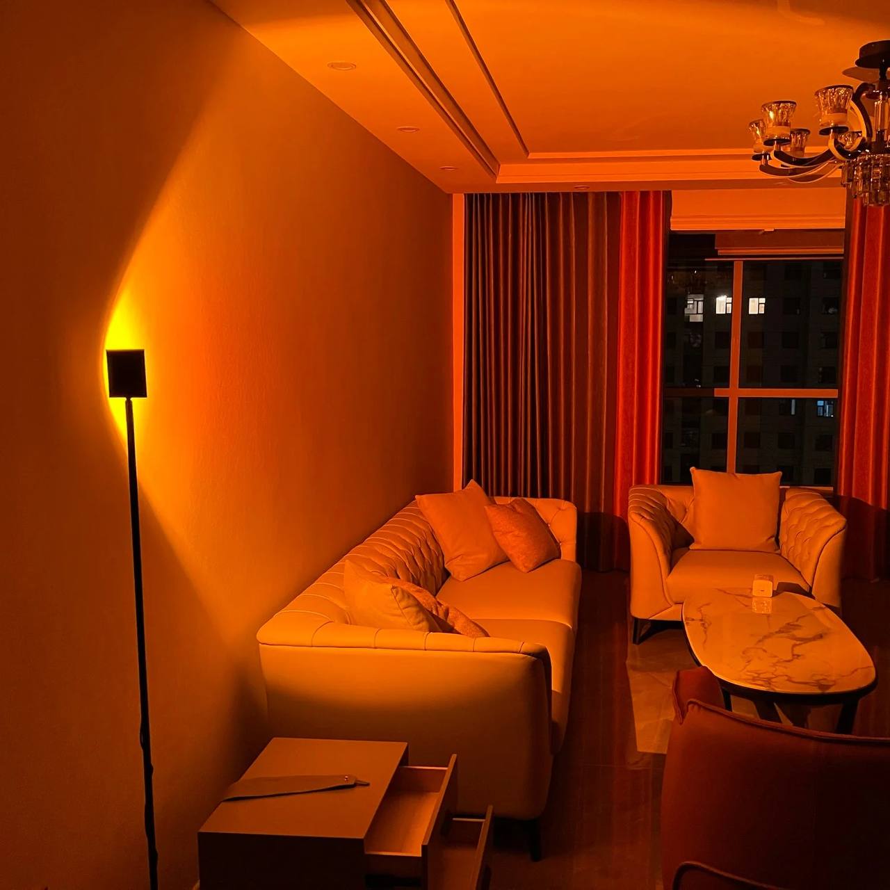 Elegante lámpara de pie LED con efecto de luz ambiental