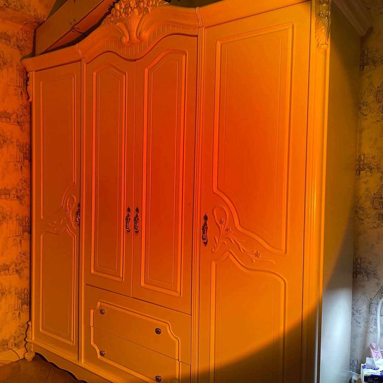 Elegante lámpara de pie LED con efecto de luz ambiental