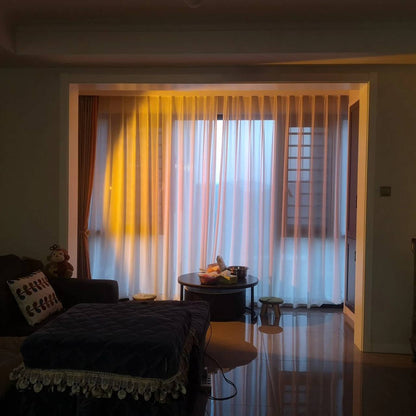 Elegante lámpara de pie LED con efecto de luz ambiental