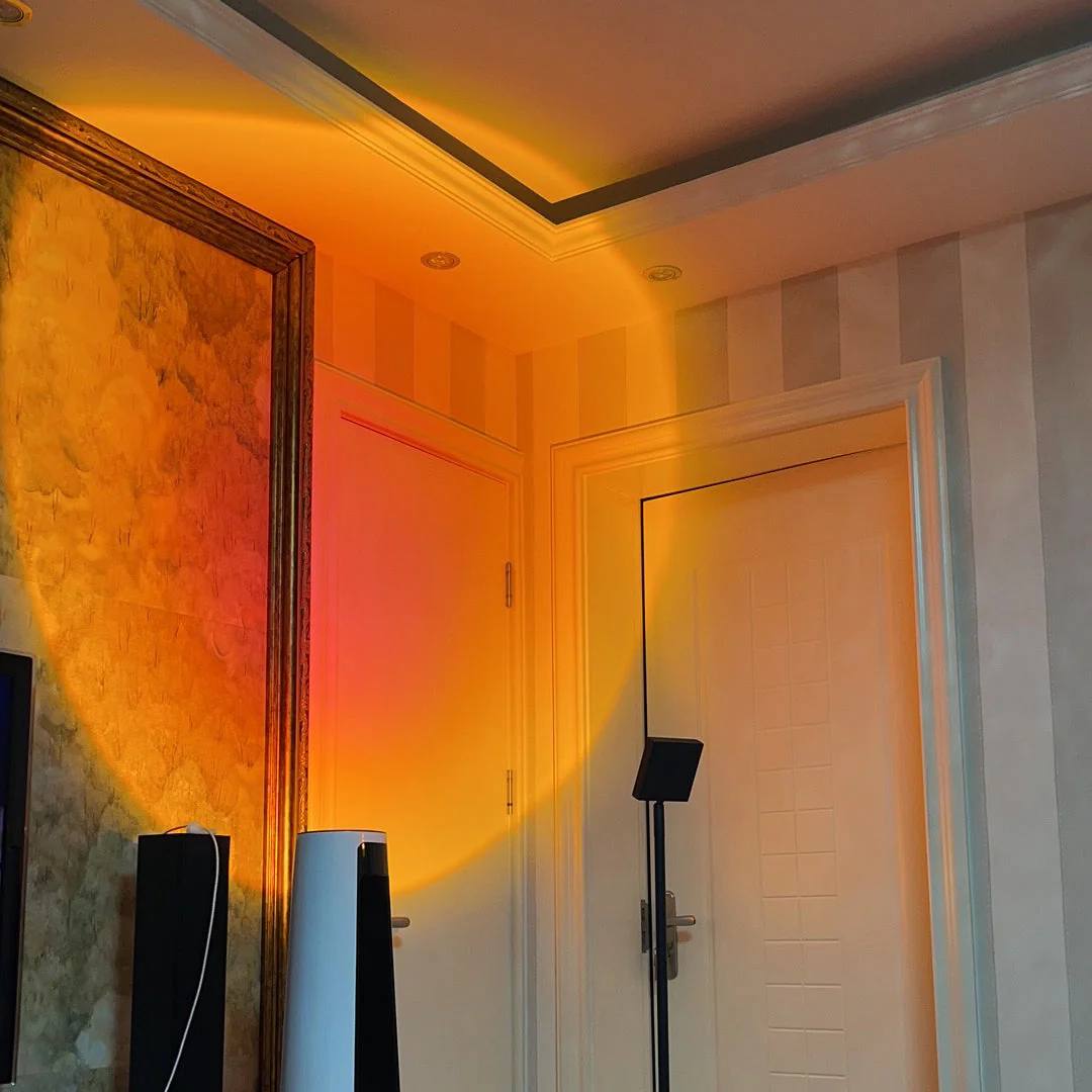 Elegante lámpara de pie LED con efecto de luz ambiental