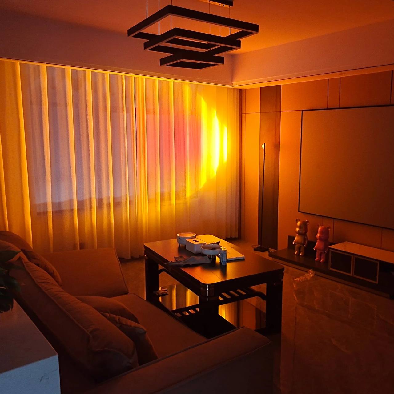 Elegante lámpara de pie LED con efecto de luz ambiental