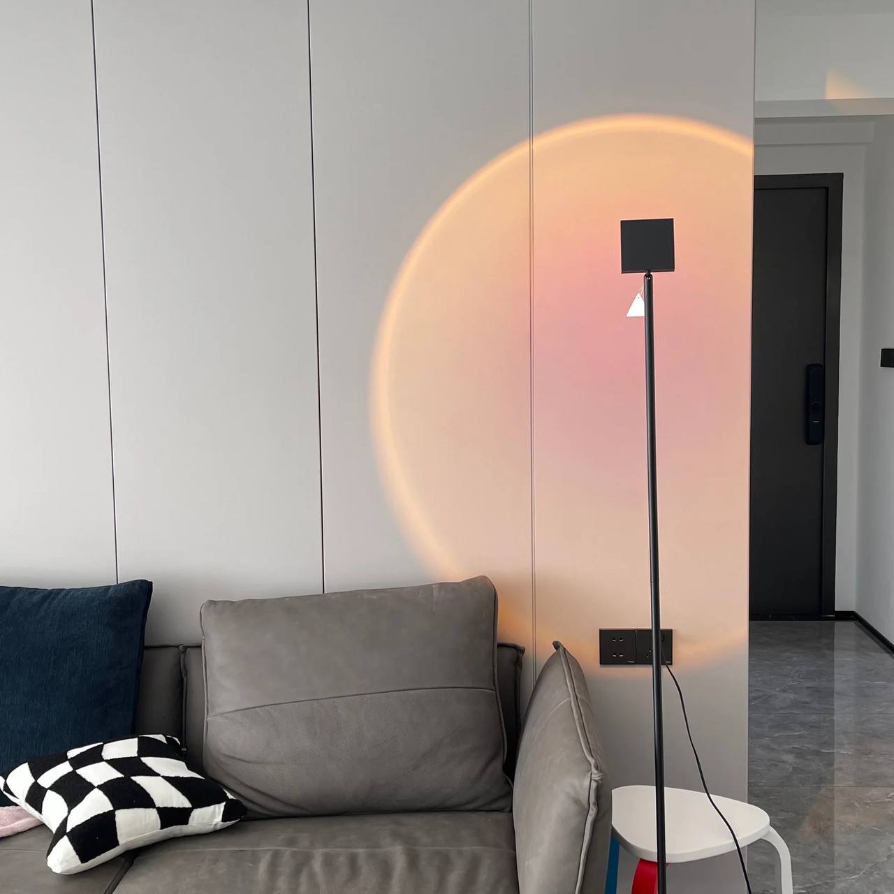 Elegante lámpara de pie LED con efecto de luz ambiental