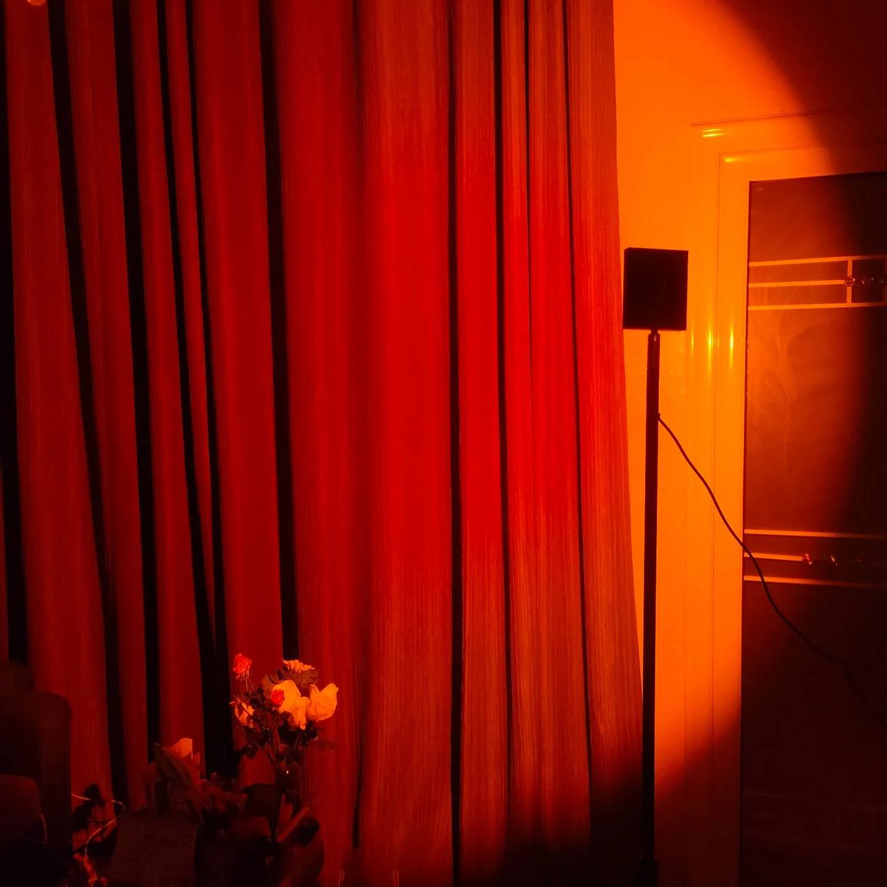 Elegante lámpara de pie LED con efecto de luz ambiental