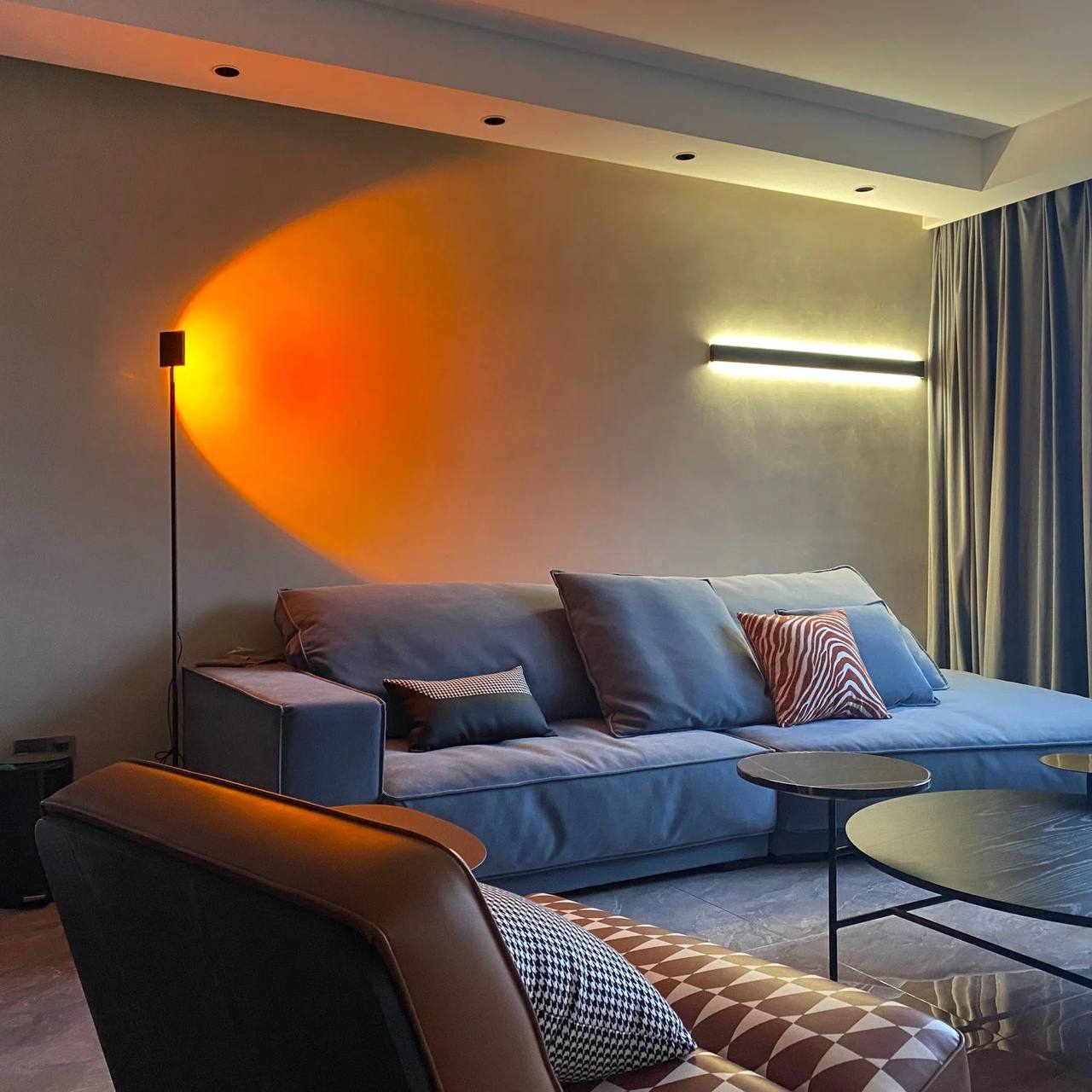 Elegante lámpara de pie LED con efecto de luz ambiental