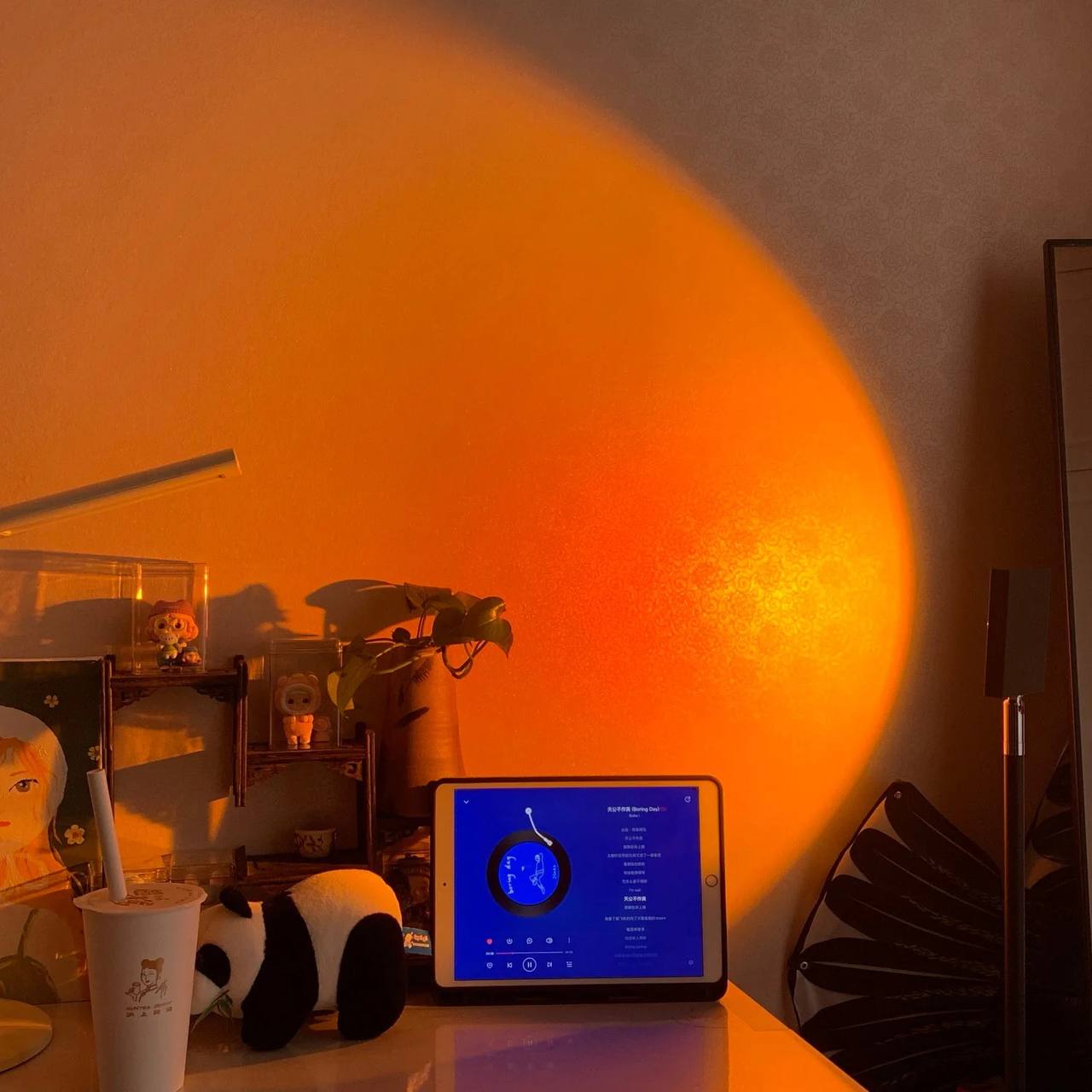 Elegante lámpara de pie LED con efecto de luz ambiental