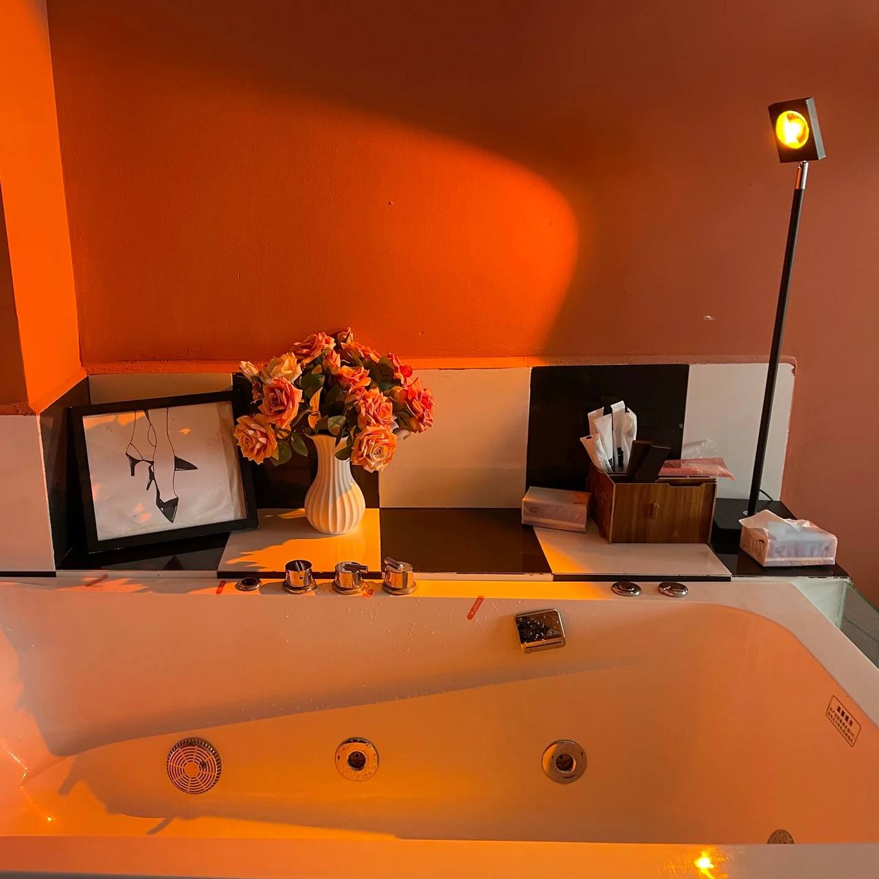 Elegante lámpara de pie LED con efecto de luz ambiental