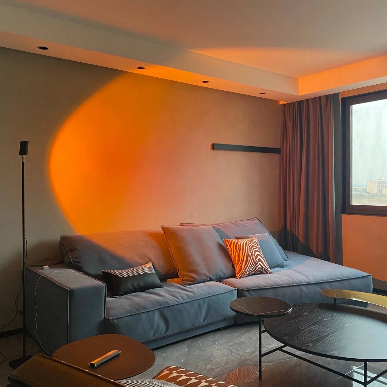 Elegante lámpara de pie LED con efecto de luz ambiental