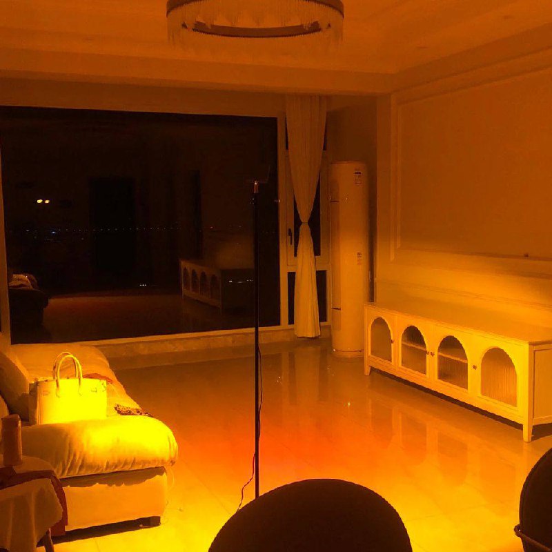 Elegante lámpara de pie LED con efecto de luz ambiental