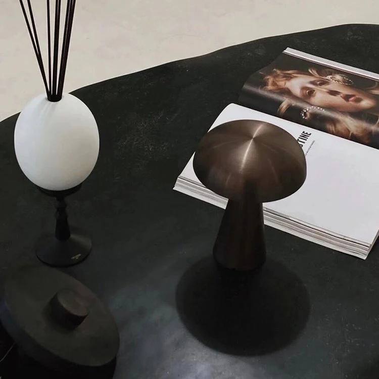 Lámpara de escritorio LED portátil estilo hongo