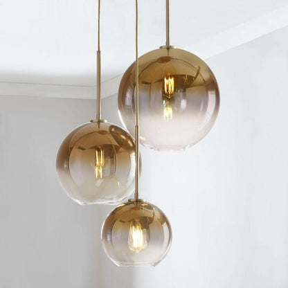 Elegante lámpara colgante de latón con pantalla de cristal