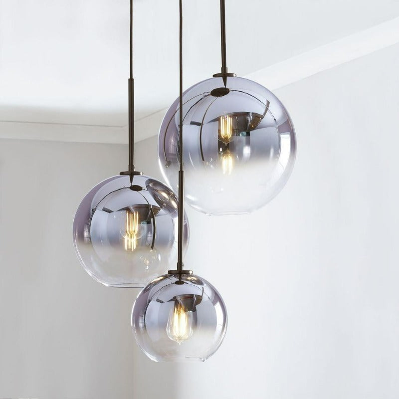 Elegante lámpara colgante de latón con pantalla de cristal