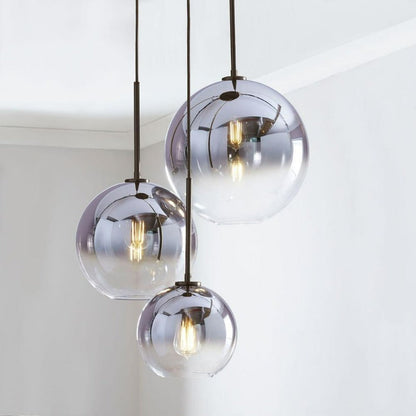 Elegante lámpara colgante de latón con pantalla de cristal