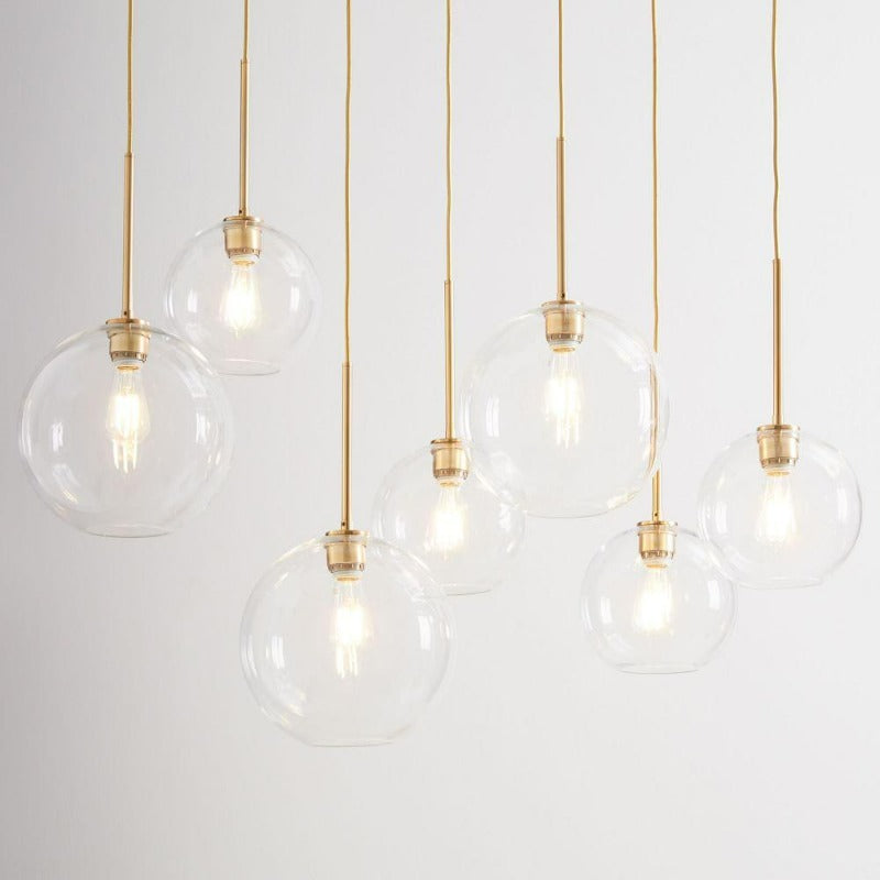 Elegante lámpara colgante de latón con pantalla de cristal