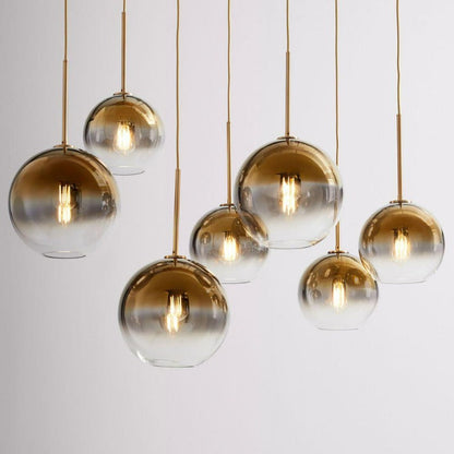 Elegante lámpara colgante de latón con pantalla de cristal