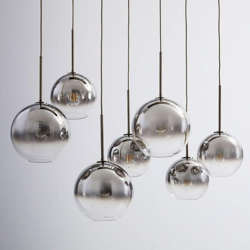 Elegante lámpara colgante de latón con pantalla de cristal