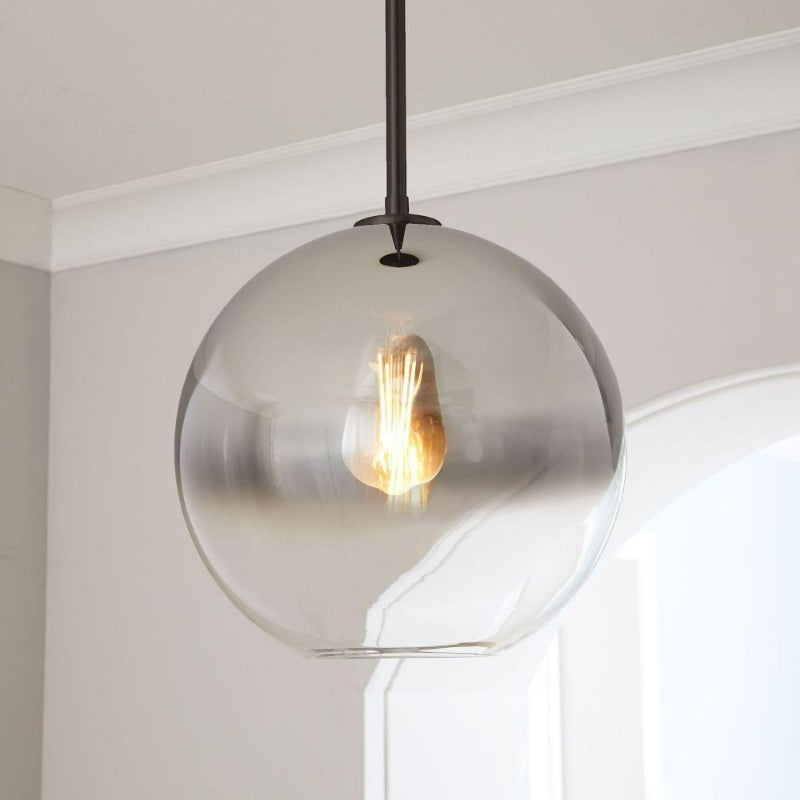 Elegante lámpara colgante de latón con pantalla de cristal