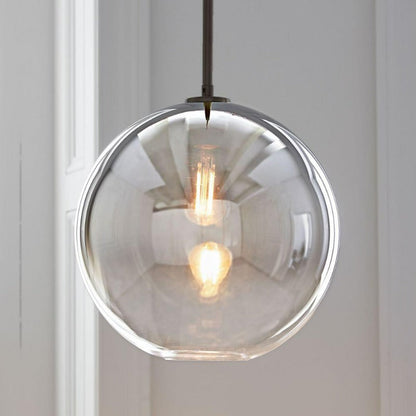 Elegante lámpara colgante de latón con pantalla de cristal