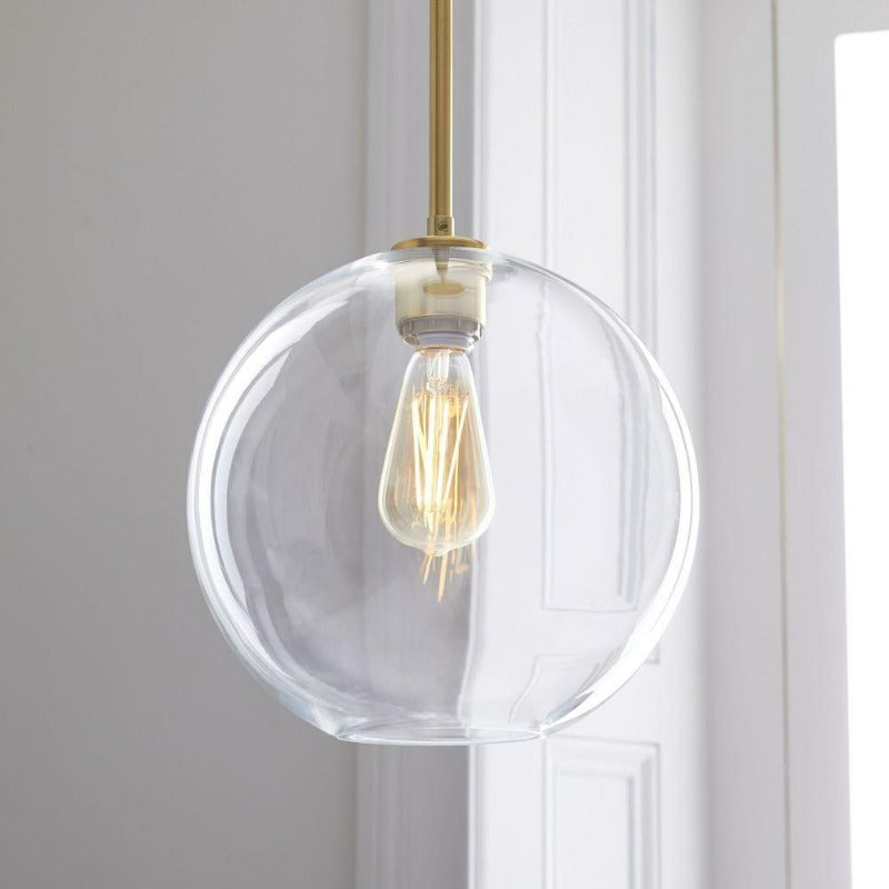 Elegante lámpara colgante de latón con pantalla de cristal